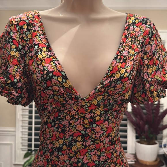 Floral V-Neck Maxi Dress - Picture 3 of 5